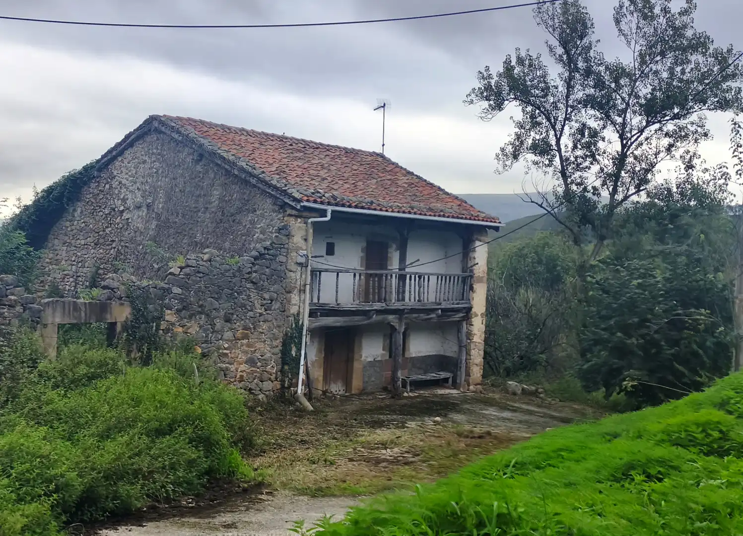 Vista exterior de Casa adosada en venda en Lamasón amb Jardí privat