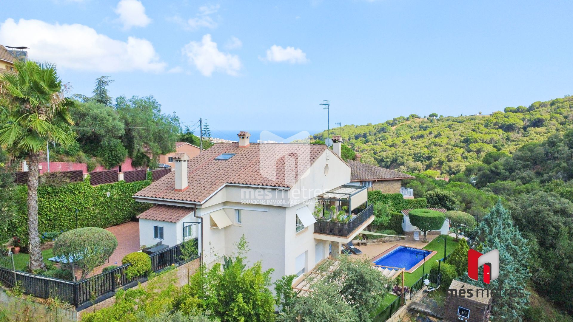 Vista exterior de Casa o xalet en venda en Alella amb Aire condicionat, Calefacció i Jardí privat