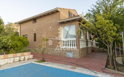 Vista exterior de Casa o xalet en venda en Torrejón del Rey amb Calefacció, Terrassa i Piscina