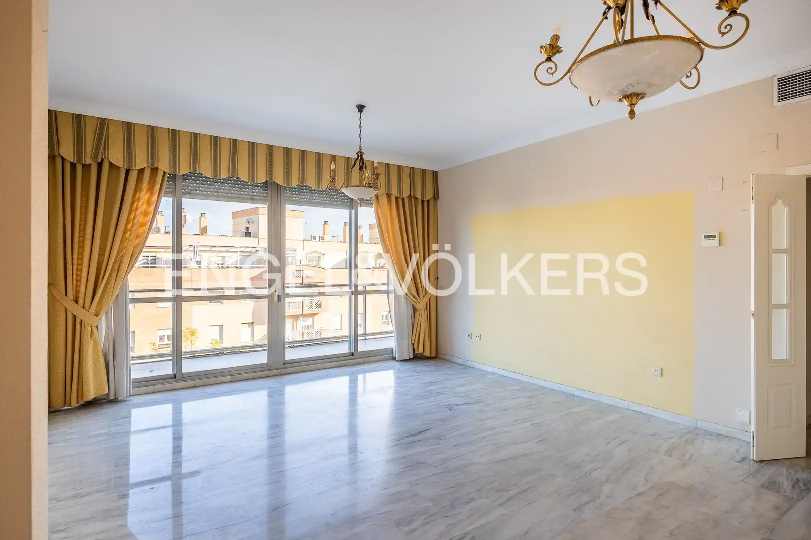 Living room of Flat for sale in Sevilla  with Air Conditioner, Heating and Terrace