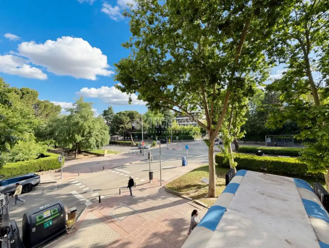 Außenansicht von Wohnung zum Verkauf in Madrid mit Balkon