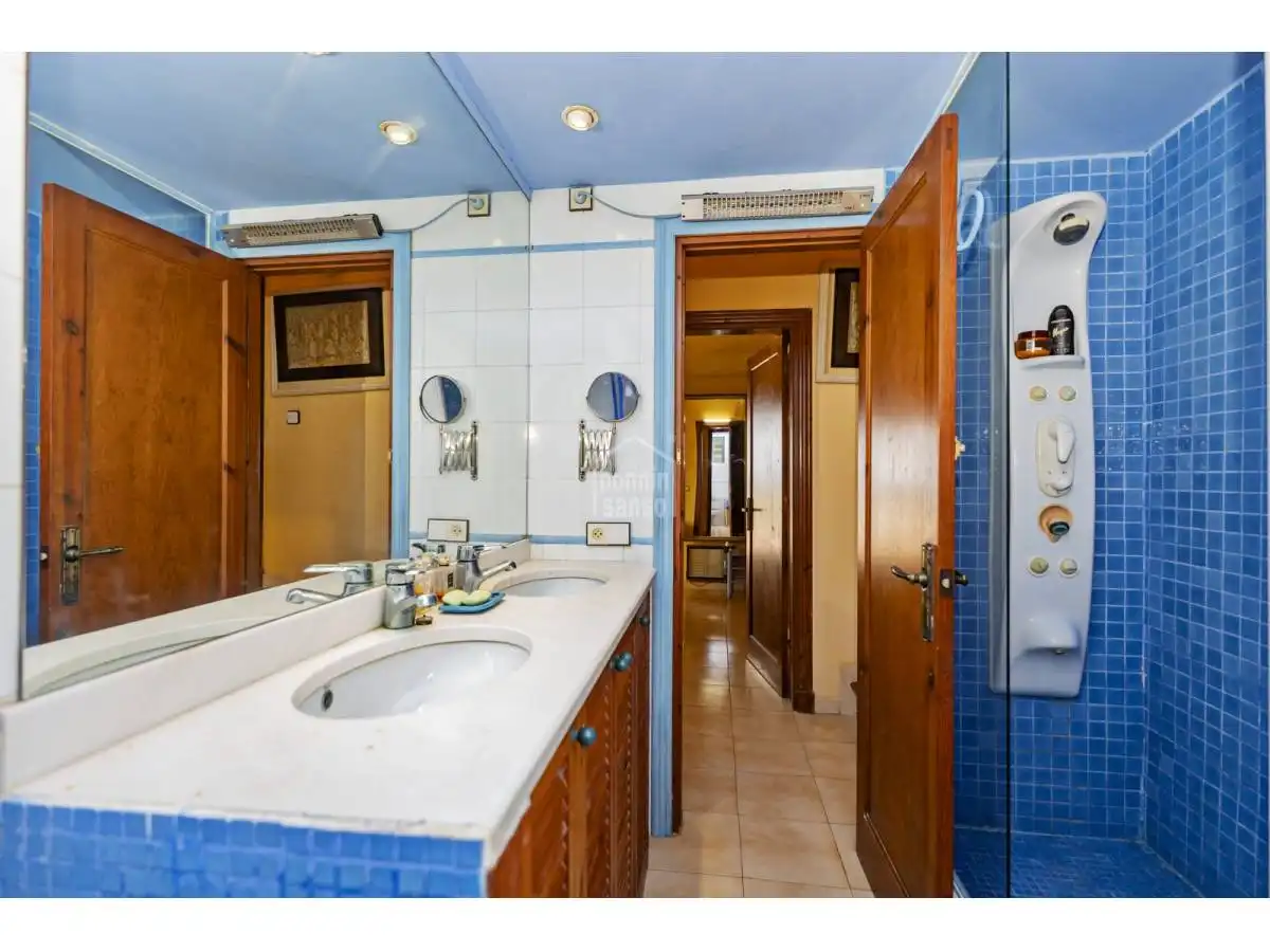 Bany de Casa o xalet en venda en Maó - Mahón amb Jardí privat, Terrassa i Piscina