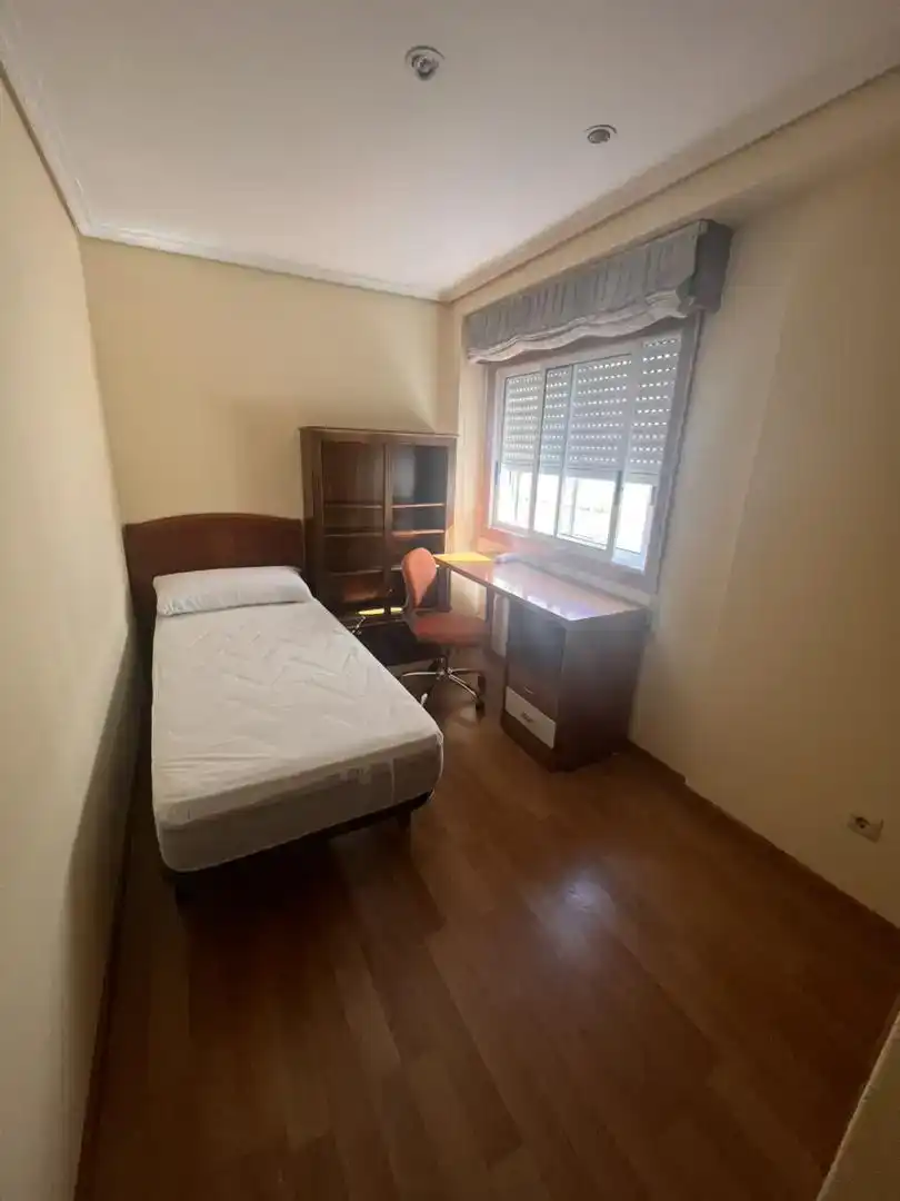 Bedroom of Flat for share in Vigo   with Parquet flooring, Furnished and Oven