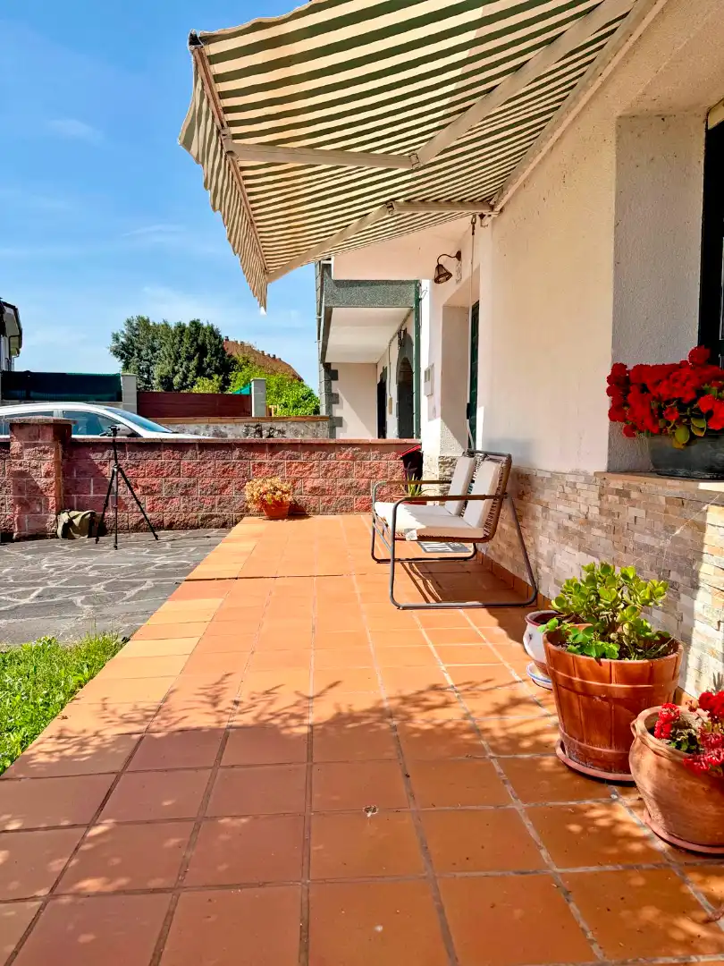 Terrasse von Einfamilien-Reihenhaus zum Verkauf in Argoños  mit Privatgarten, Möbliert und Balkon