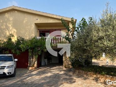 Casa rústica con balcón en venta en CL VALLS