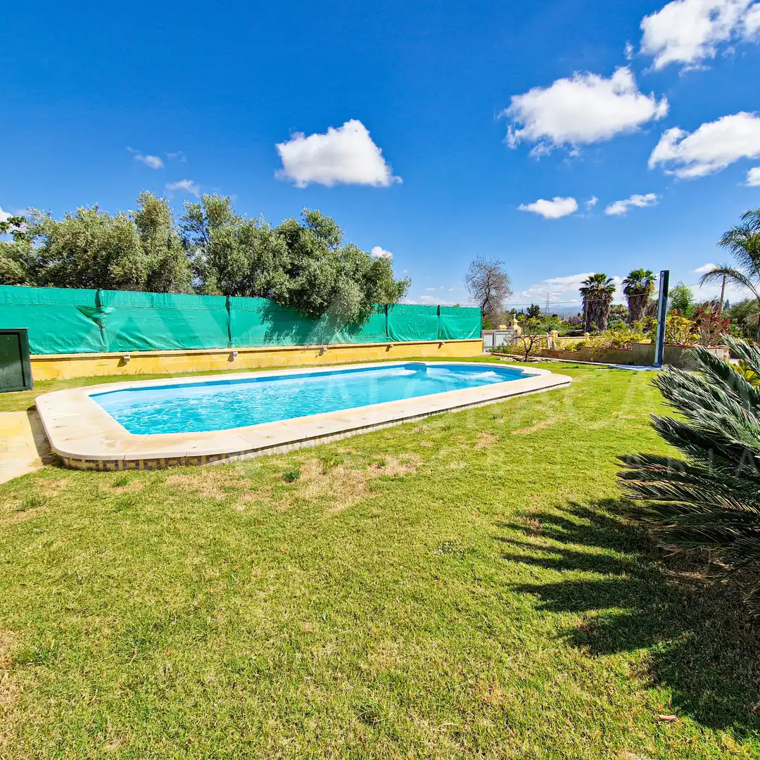 Piscina de Casa o xalet en venda en Alhaurín de la Torre amb Aire condicionat, Jardí privat i Terrassa