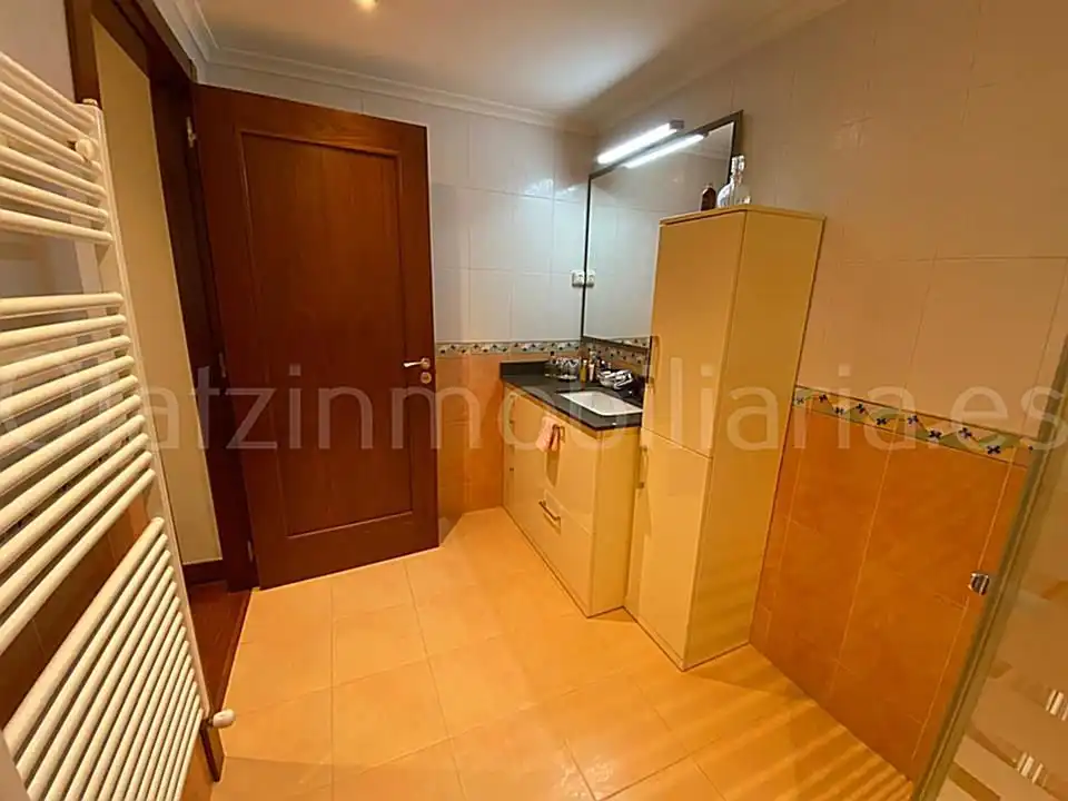 Bathroom of Flat for sale in Balmaseda  with Heating and Storage room