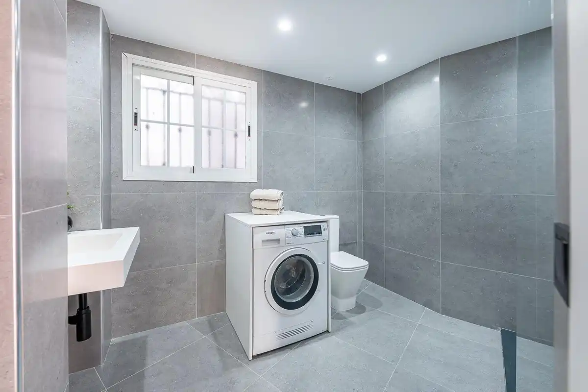 Bathroom of Flat for rent in Marbella  with Air Conditioner, Heating and Terrace