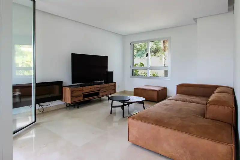 Wohnzimmer von Dachboden zum Verkauf in Benahavís mit Klimaanlage, Terrasse und Schwimmbad