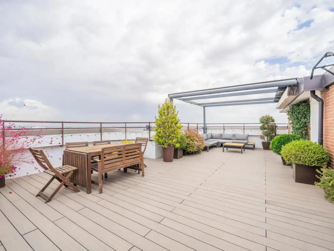 Terrasse von Dachboden zum Verkauf in  Madrid Capital mit Klimaanlage, Heizung und Privatgarten