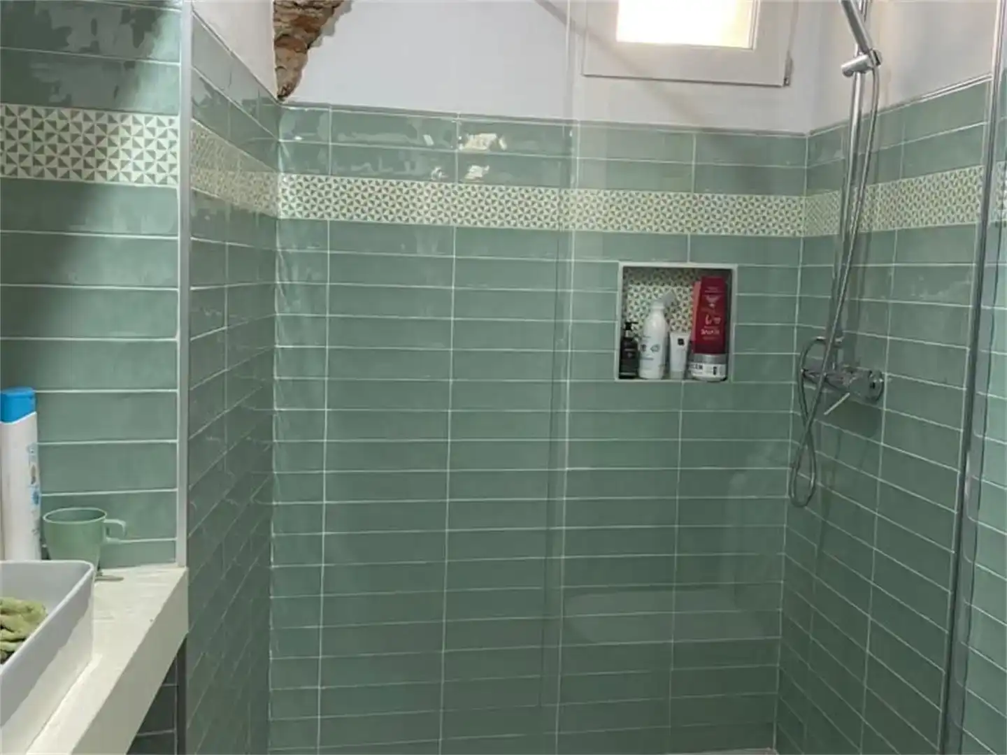 Badezimmer von Erdgeschoss zum Verkauf in Cáceres Capital mit Klimaanlage