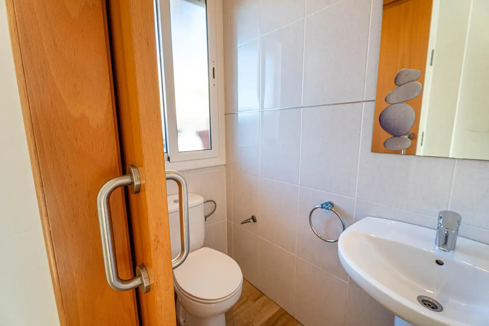 Badezimmer von Einfamilien-Reihenhaus zum Verkauf in Terrassa mit Privatgarten, Parkett und Terrasse