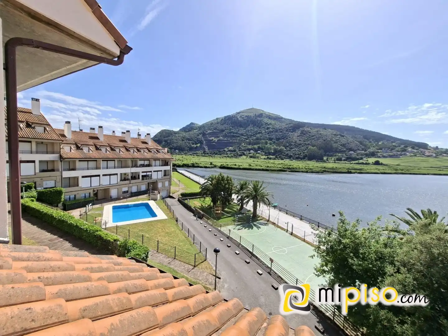 Vista exterior de Pis en venda en Limpias amb Calefacció, Terrassa i Piscina