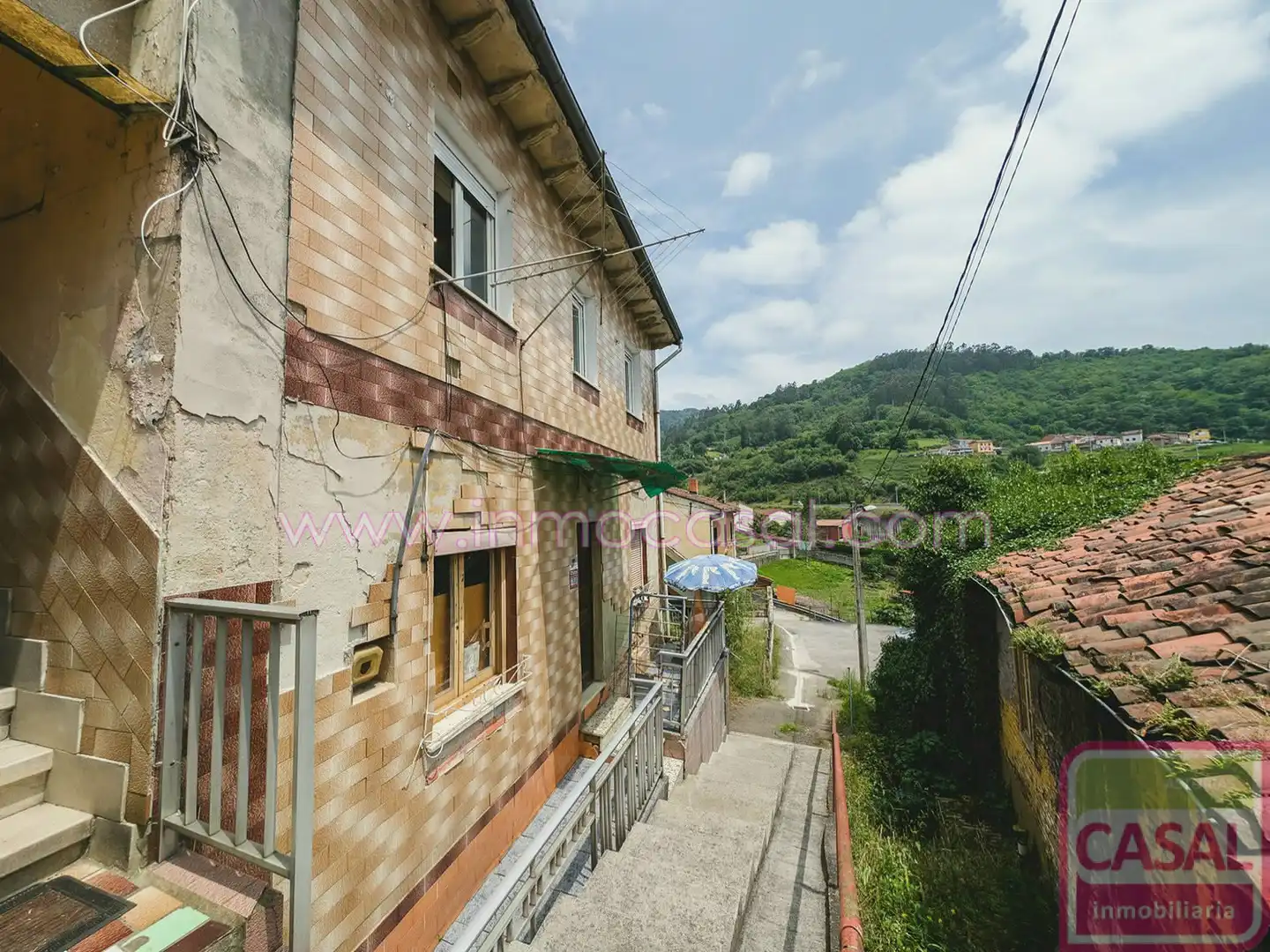 Vista exterior de Casa o xalet en venda en Mieres (Asturias) amb Calefacció, Terrassa i Traster
