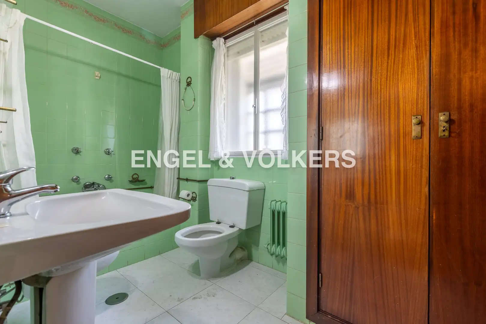 Bathroom of Apartments for sale in Sevilla  with Heating and Balcony