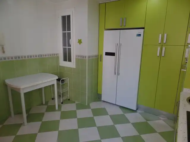 Cuina de Pis de lloguer en Madrid amb Aire condicionat, Calefacció i Forn