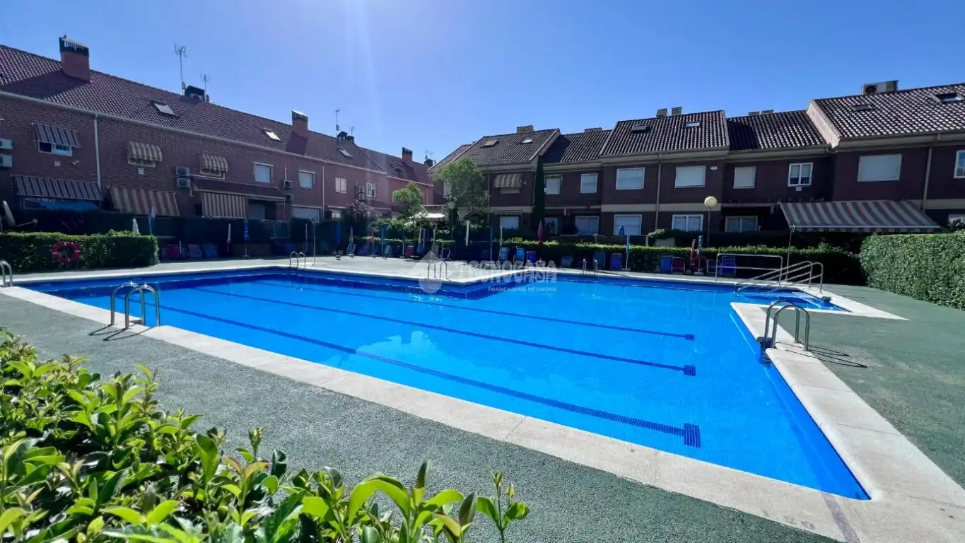 Piscina de Casa adosada en venda en Alcalá de Henares