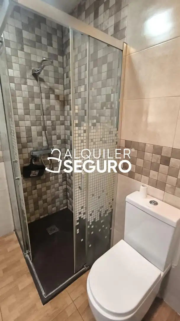Bathroom of Flat for rent in Sevilla  with Air Conditioner