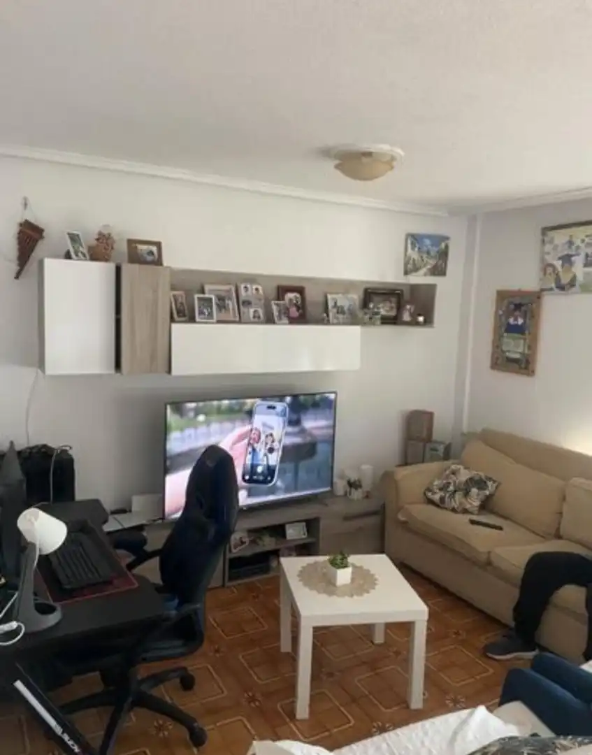 Sala de estar de Piso en venta en Torrelavega  con Calefacción, Jardín privado y Amueblado
