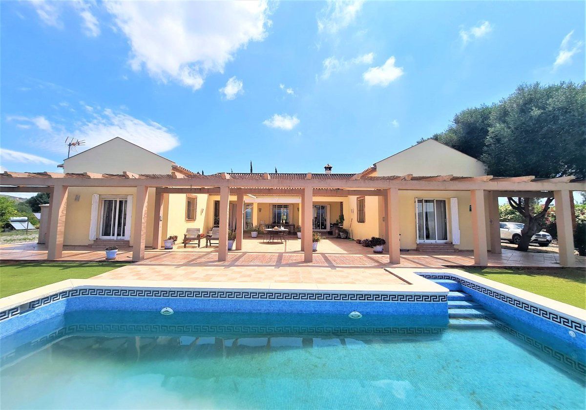 Vista exterior de Finca rústica en venda en San Martín del Tesorillo amb Piscina