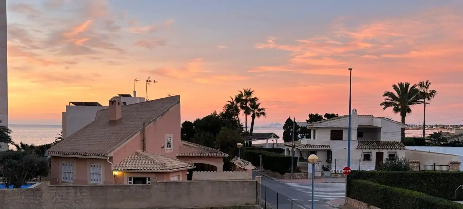 Vista exterior de Casa o xalet en venda en Torrevieja amb Aire condicionat, Calefacció i Jardí privat