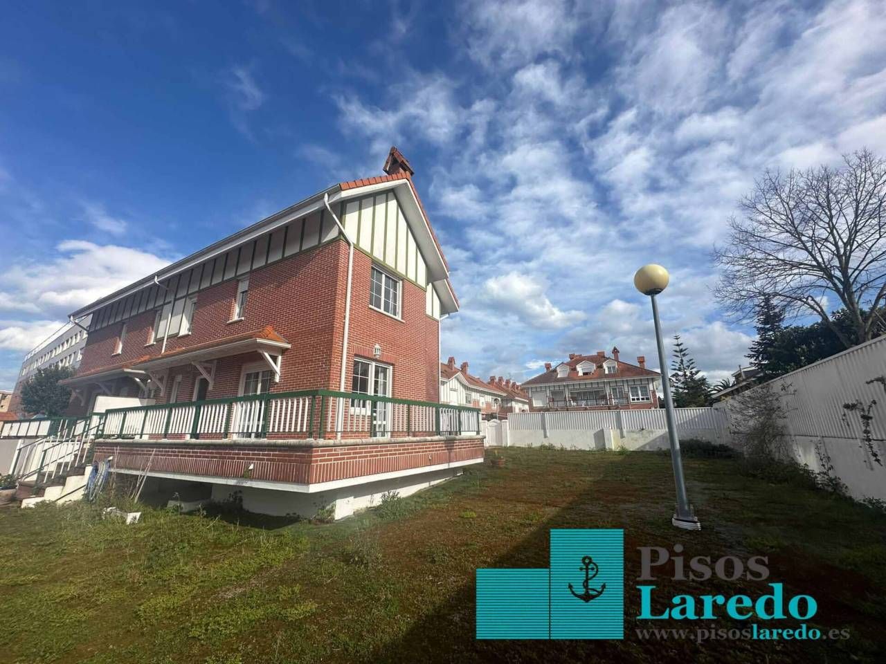 Vista exterior de Casa o xalet en venda en Laredo amb Calefacció, Jardí privat i Terrassa