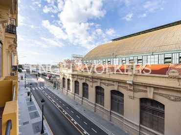 Flat with balcony to rent in L'Eixample
