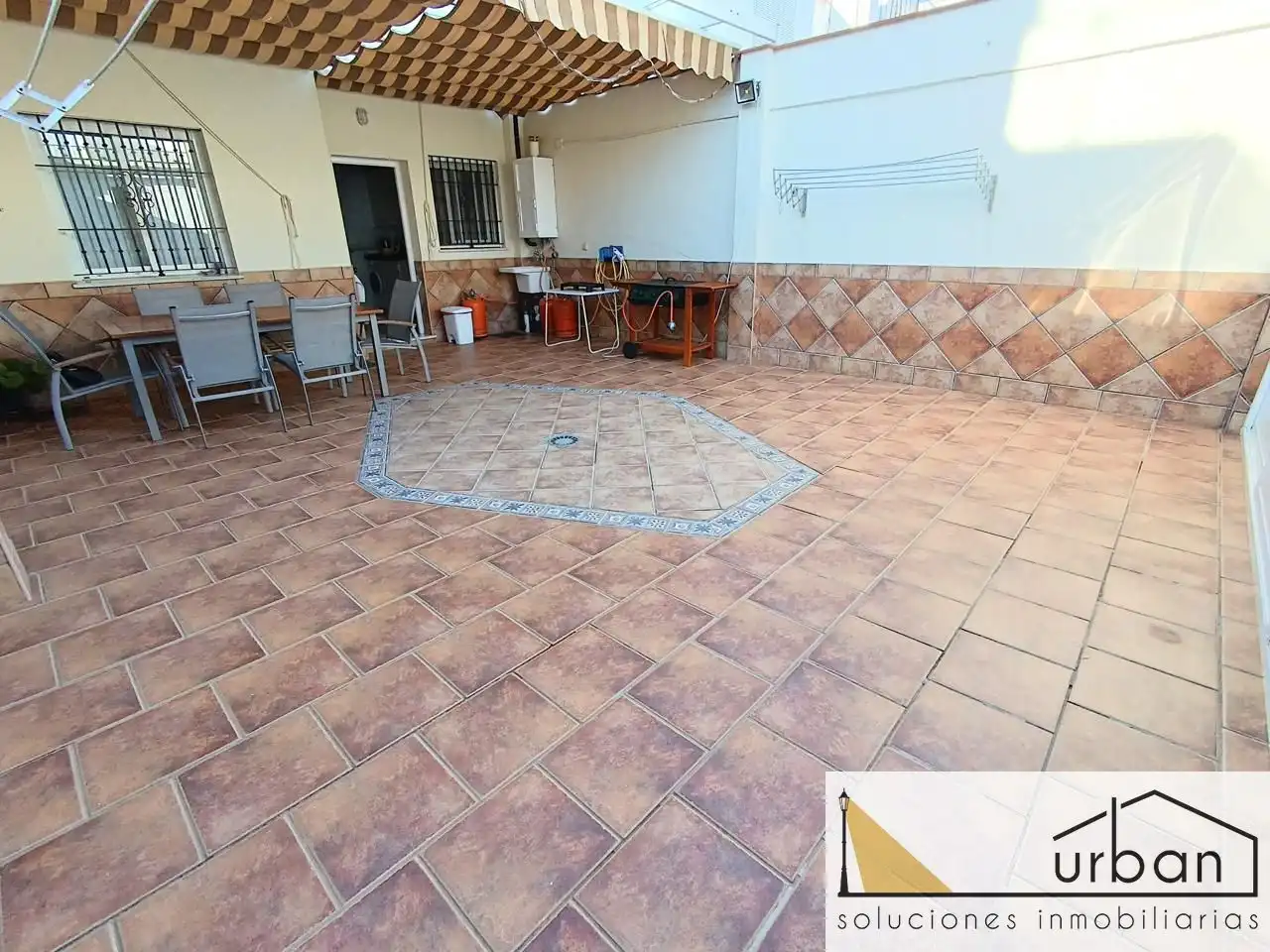 Terrasse von Einfamilien-Reihenhaus zum Verkauf in Chipiona mit Klimaanlage, Abstellraum und Möbliert