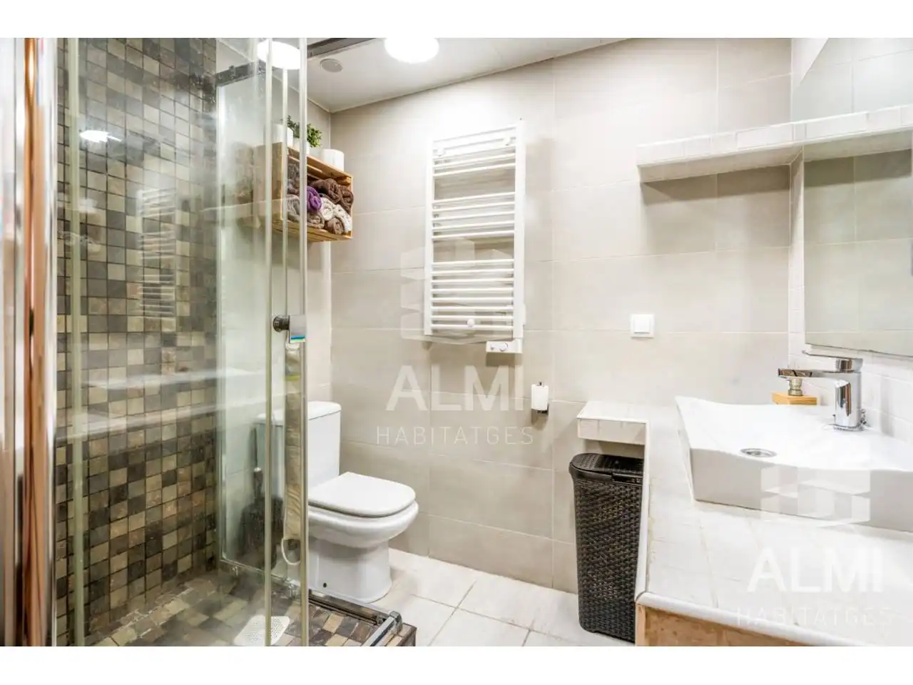 Badezimmer von Wohnung zum Verkauf in Barcelona mit Klimaanlage, Parkett und Terrasse
