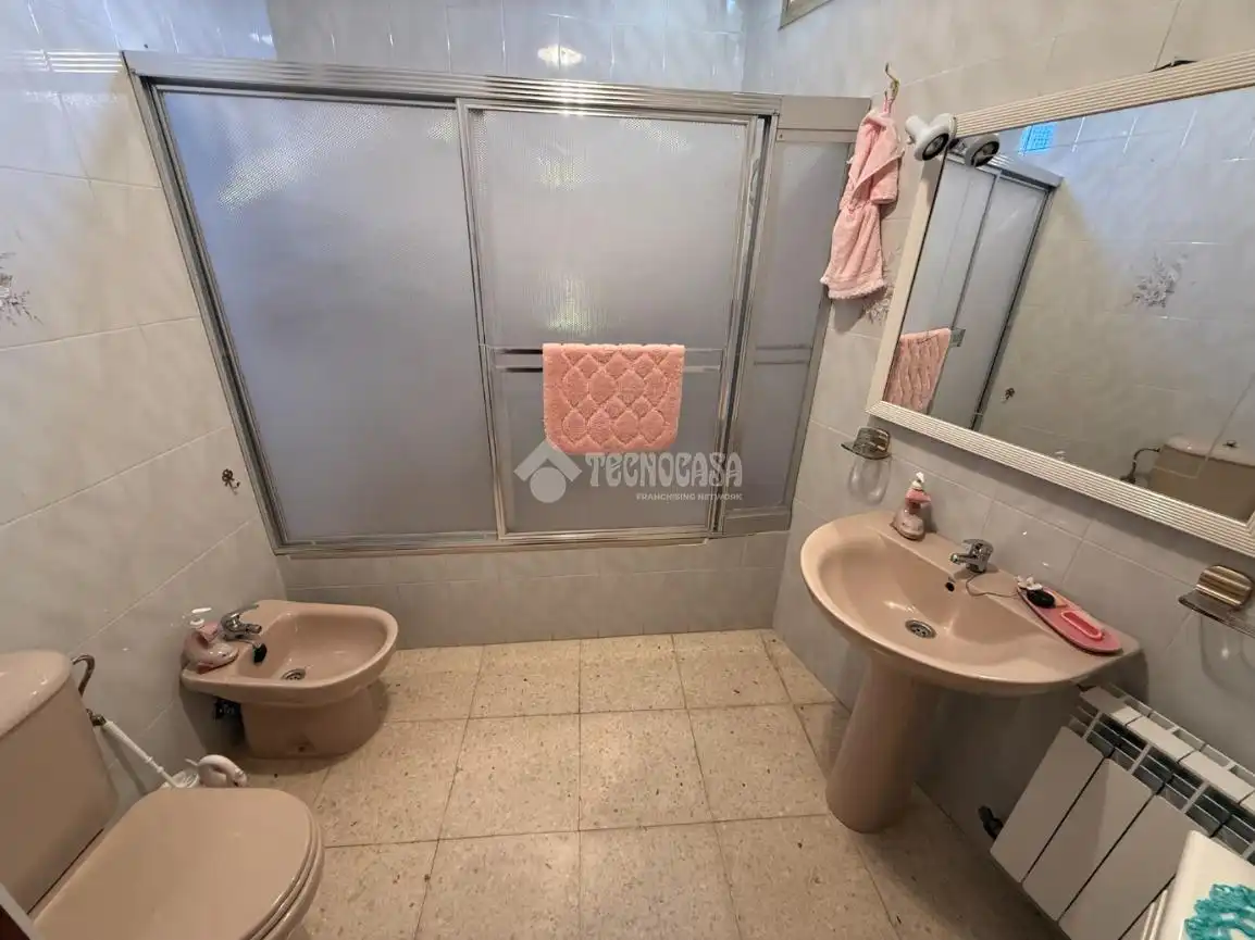 Baño de Casa adosada en venta en Lucillos con Aire acondicionado y Calefacción