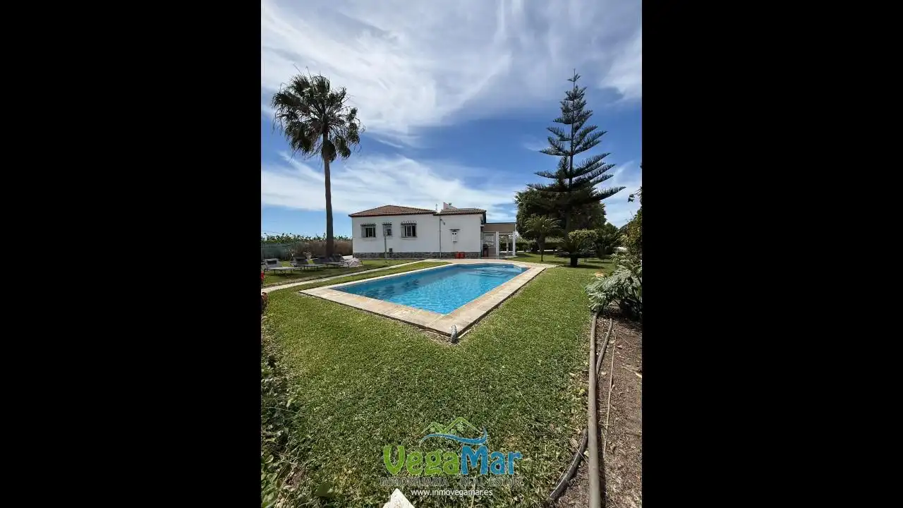 Vista exterior de Casa o xalet de lloguer en Salobreña amb Jardí privat, Terrassa i Piscina