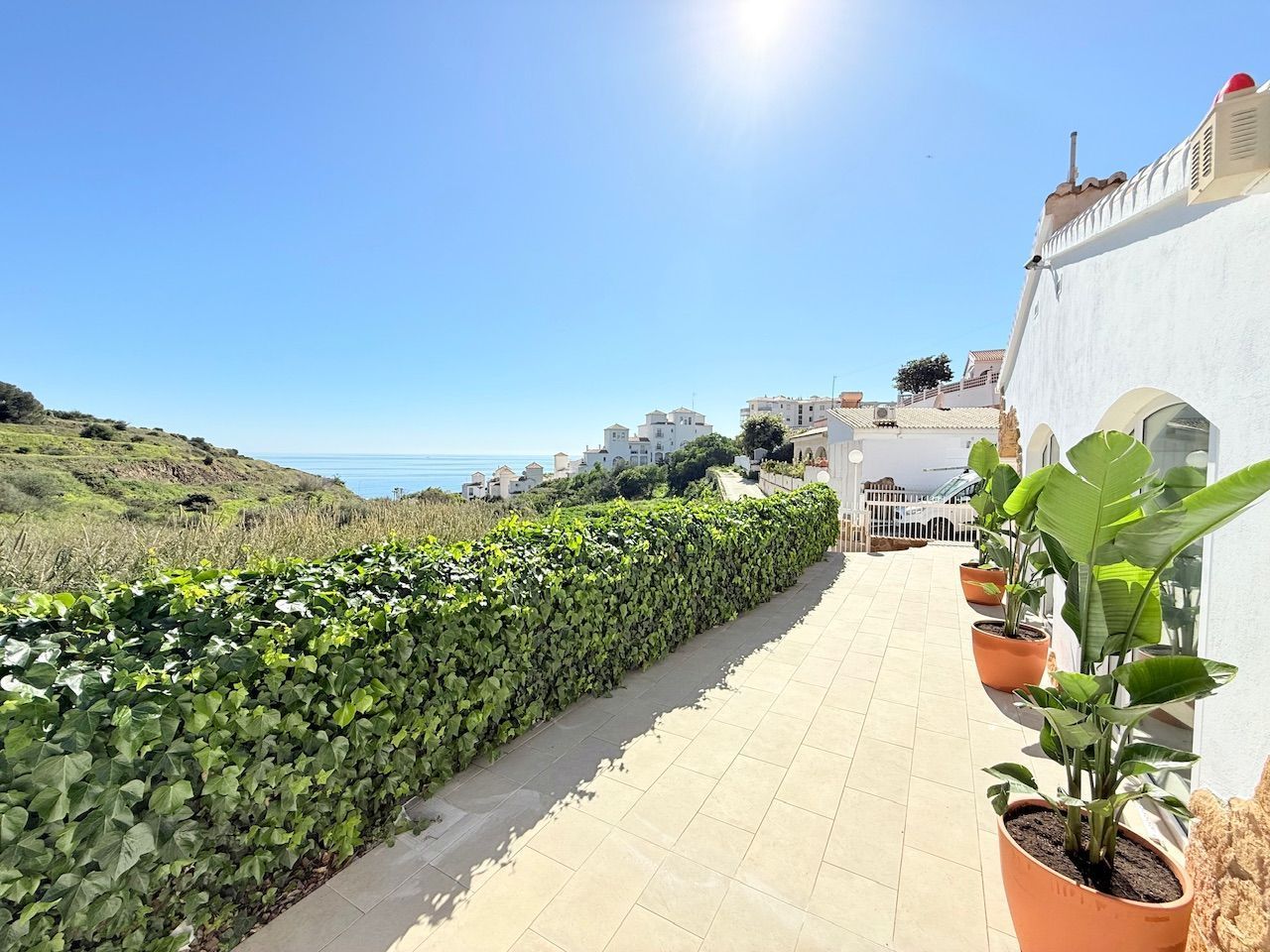 Vista exterior de Casa o xalet en venda en Nerja amb Aire condicionat, Calefacció i Jardí privat