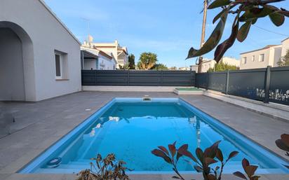 Swimming pool of House or chalet for sale in Empuriabrava  with Air Conditioner, Heating and Private garden