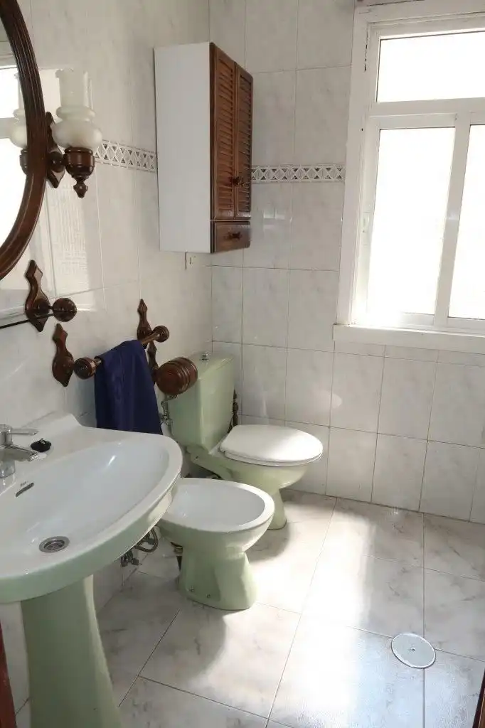 Badezimmer von Wohnung zur Miete in A Coruña Capital  mit Parkett