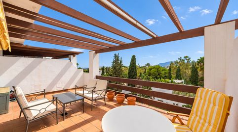Dúplex en una posición elevada, con una amplia terraza y vistas a la bahía de Marbella y a La Concha, imagen 2