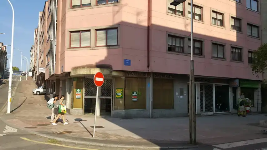 Vista exterior de Local en venda en Pontevedra Capital  amb Moblat