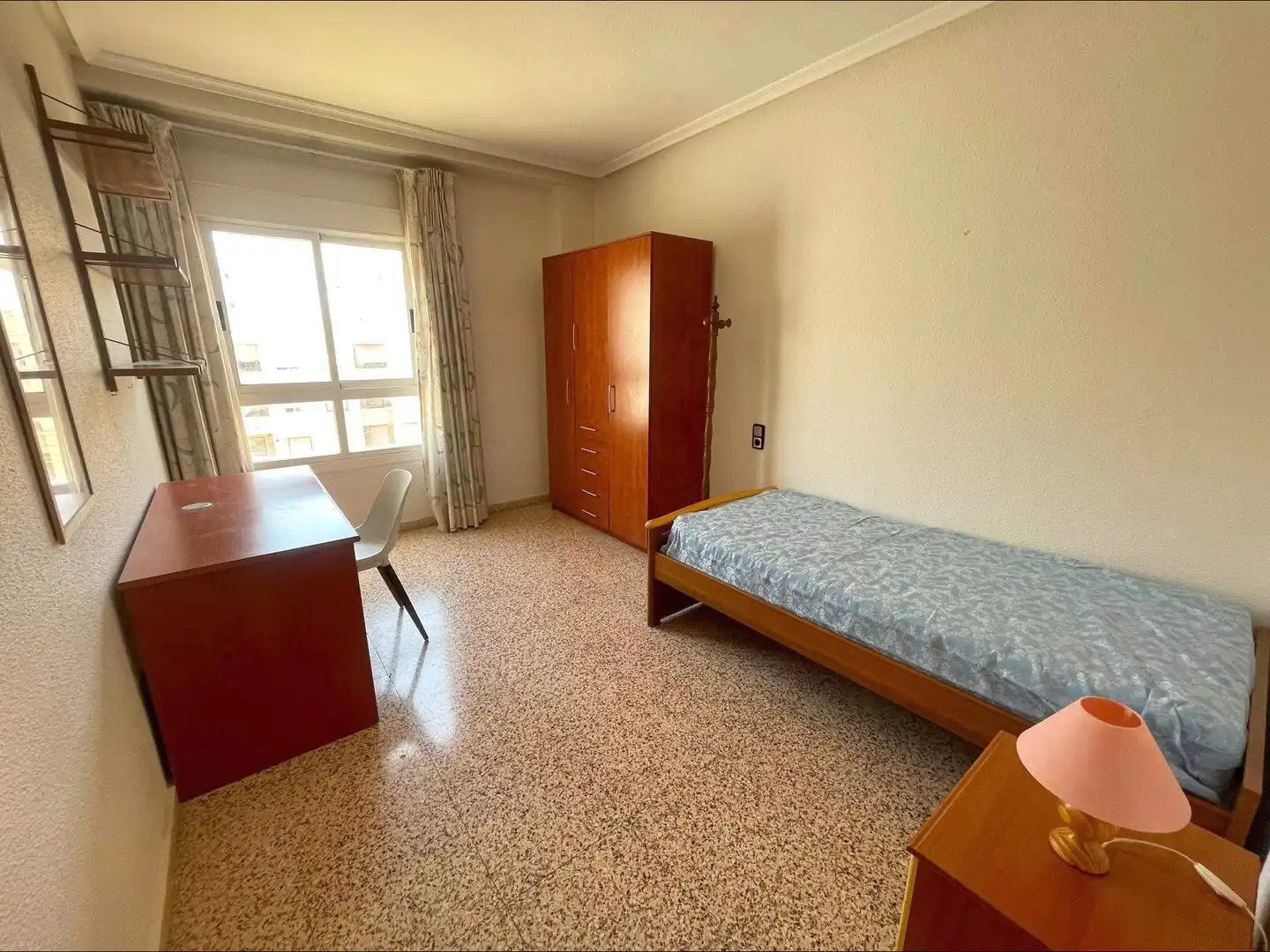 Bedroom of Flat for share in Elche / Elx  with Air Conditioner, Furnished and Balcony