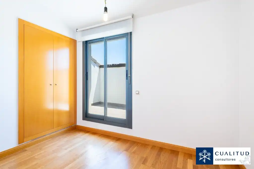 Schlafzimmer von Dachboden zum Verkauf in Vila-real mit Parkett, Terrasse und Abstellraum