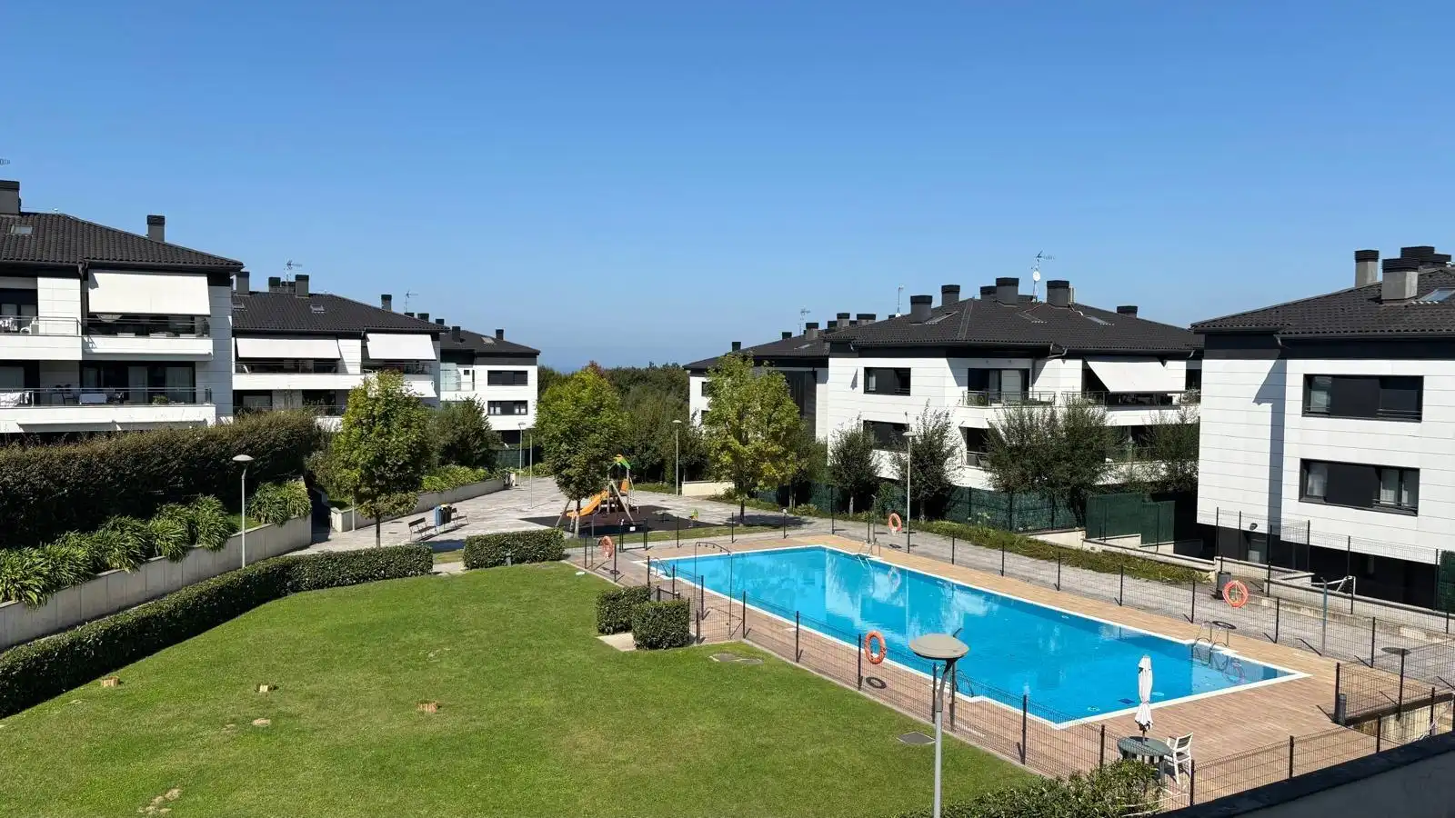 Piscina de Piso en venta en Donostia - San Sebastián  con Calefacción, Jardín privado y Terraza