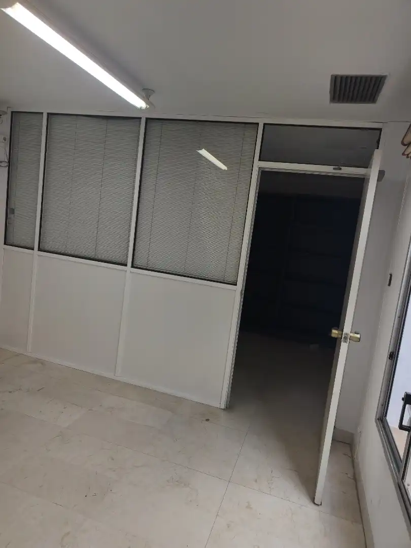 Oficina de alquiler en Bellavista - La Palmera