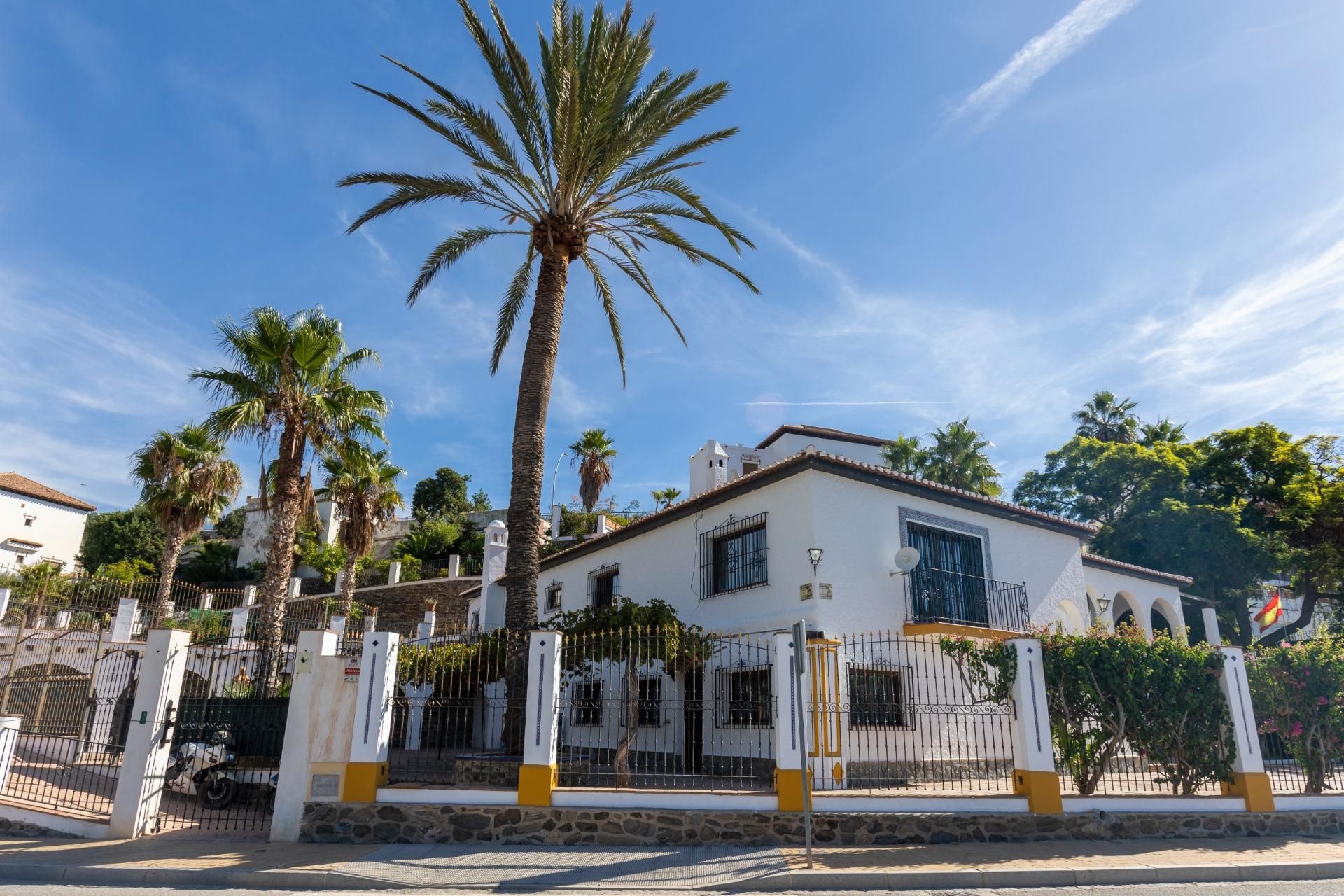 Vista exterior de Casa o xalet en venda en Almuñécar amb Calefacció, Jardí privat i Terrassa
