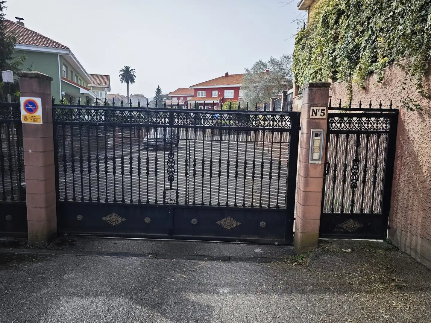 Vista exterior de Casa o chalet en venta en Avilés con Calefacción, Terraza y Trastero