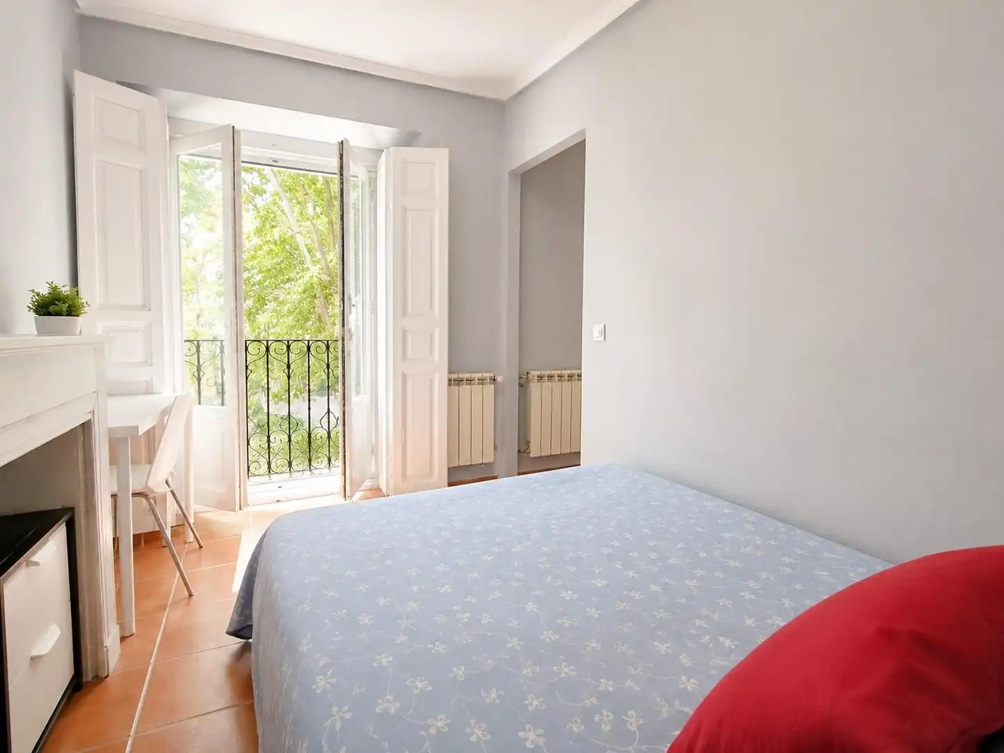 Schlafzimmer von Wohnung zur Miete in Madrid mit Heizung, Möbliert und Balkon