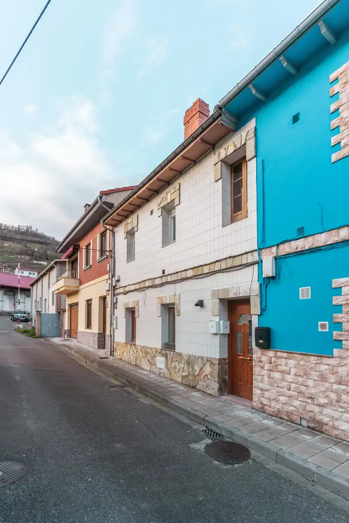 Außenansicht von Einfamilien-Reihenhaus zum Verkauf in Mieres (Asturias) mit Heizung, Terrasse und Abstellraum