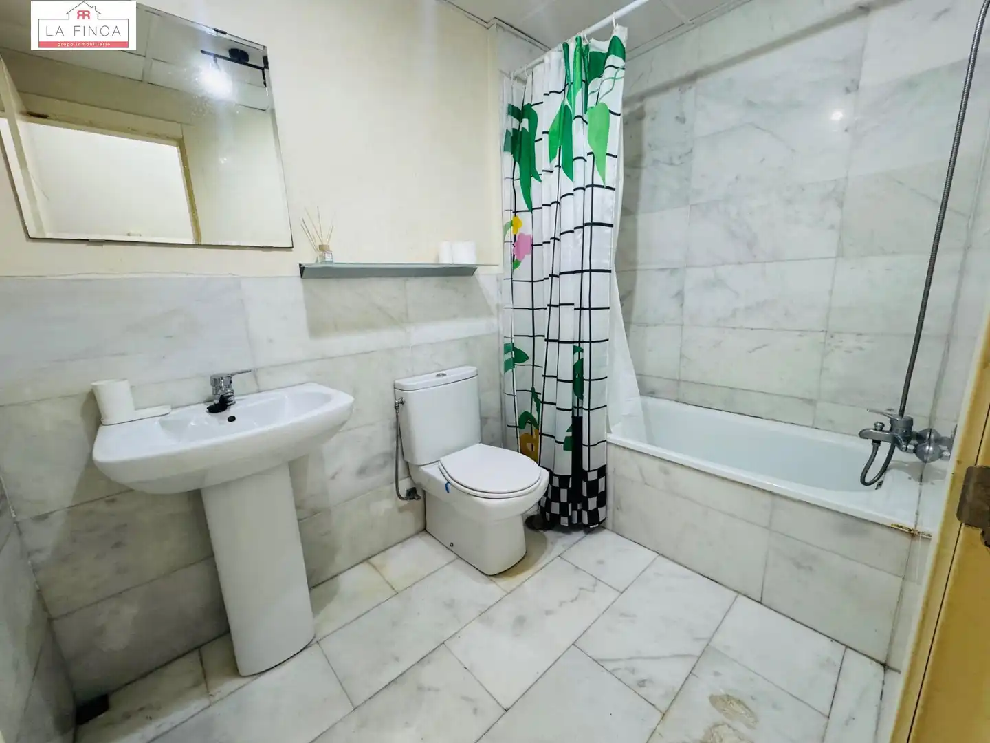 Badezimmer von Erdgeschoss zum Verkauf in Málaga mit Klimaanlage, Terrasse und Möbliert