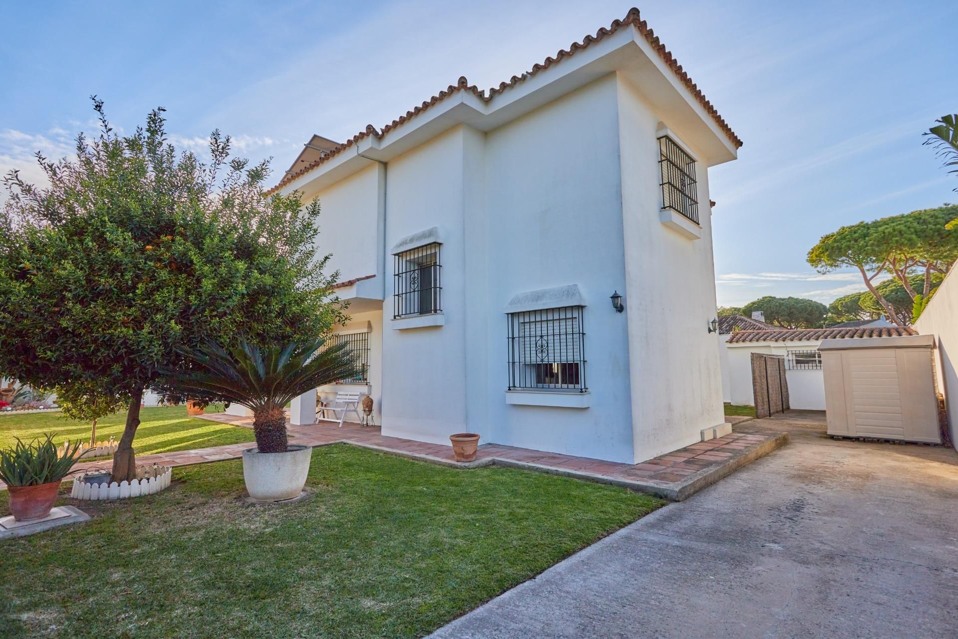 Vista exterior de Casa o xalet en venda en El Puerto de Santa María amb Jardí privat i Piscina comunitària