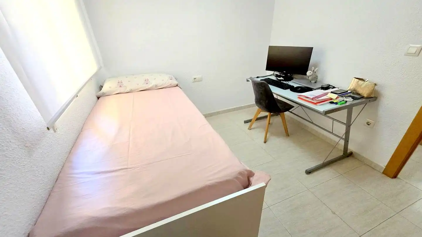 Habitación de Apartamento de alquiler en Gandia con Aire acondicionado, Terraza y Piscina comunitaria