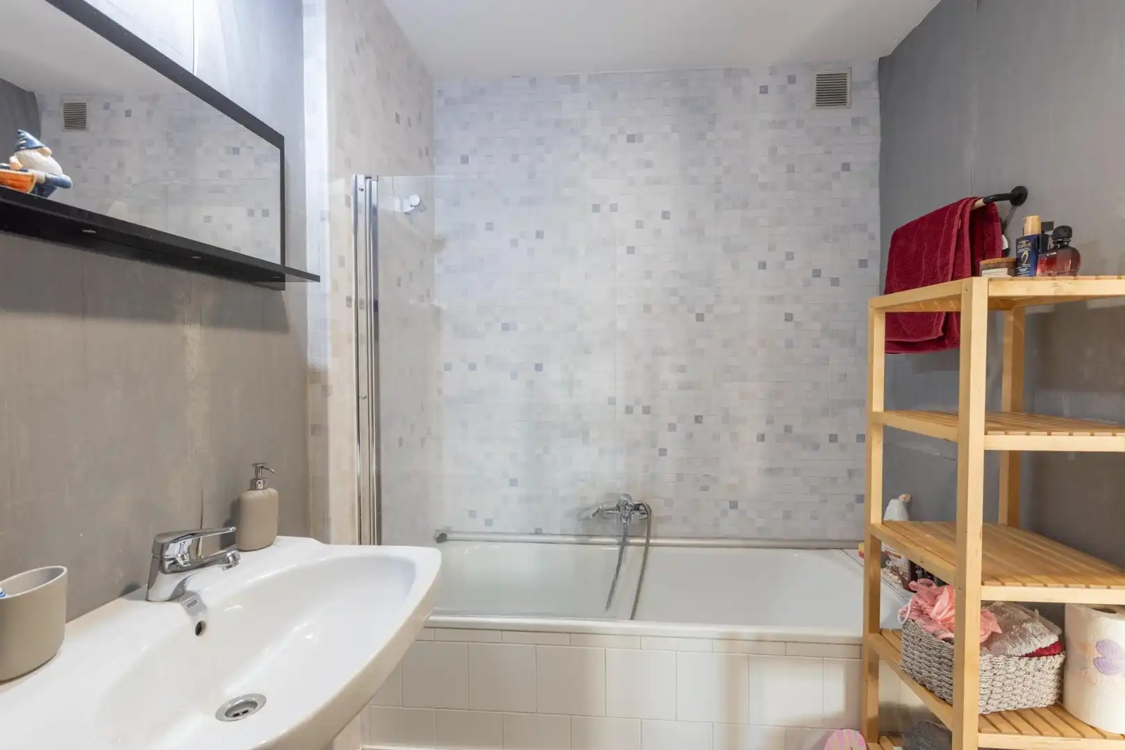 Bathroom of Flat for sale in Granada  with Balcony and Community pool