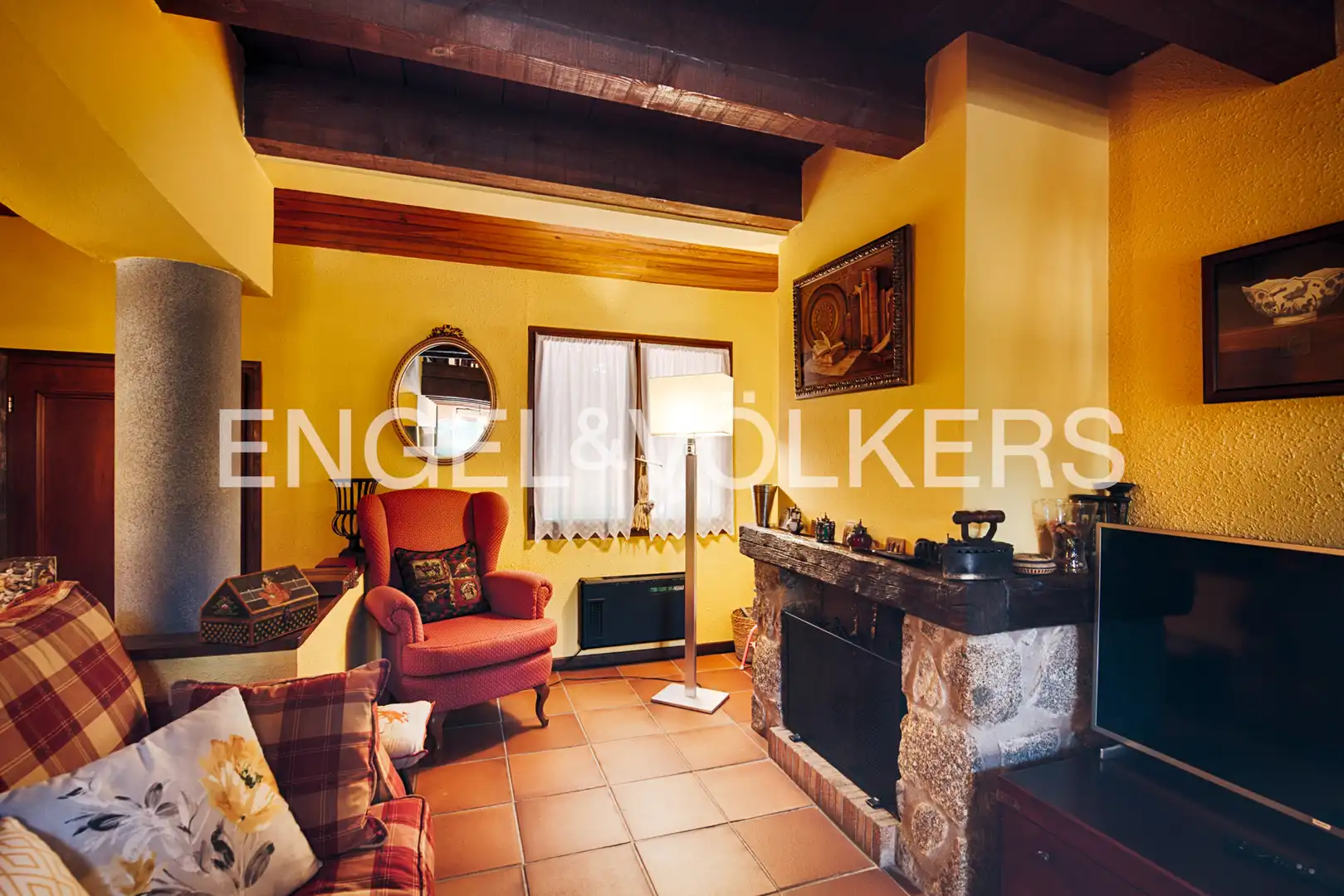 Sala de estar de Casa adosada en venta en Maçanet de Cabrenys con Calefacción y Jardín privado