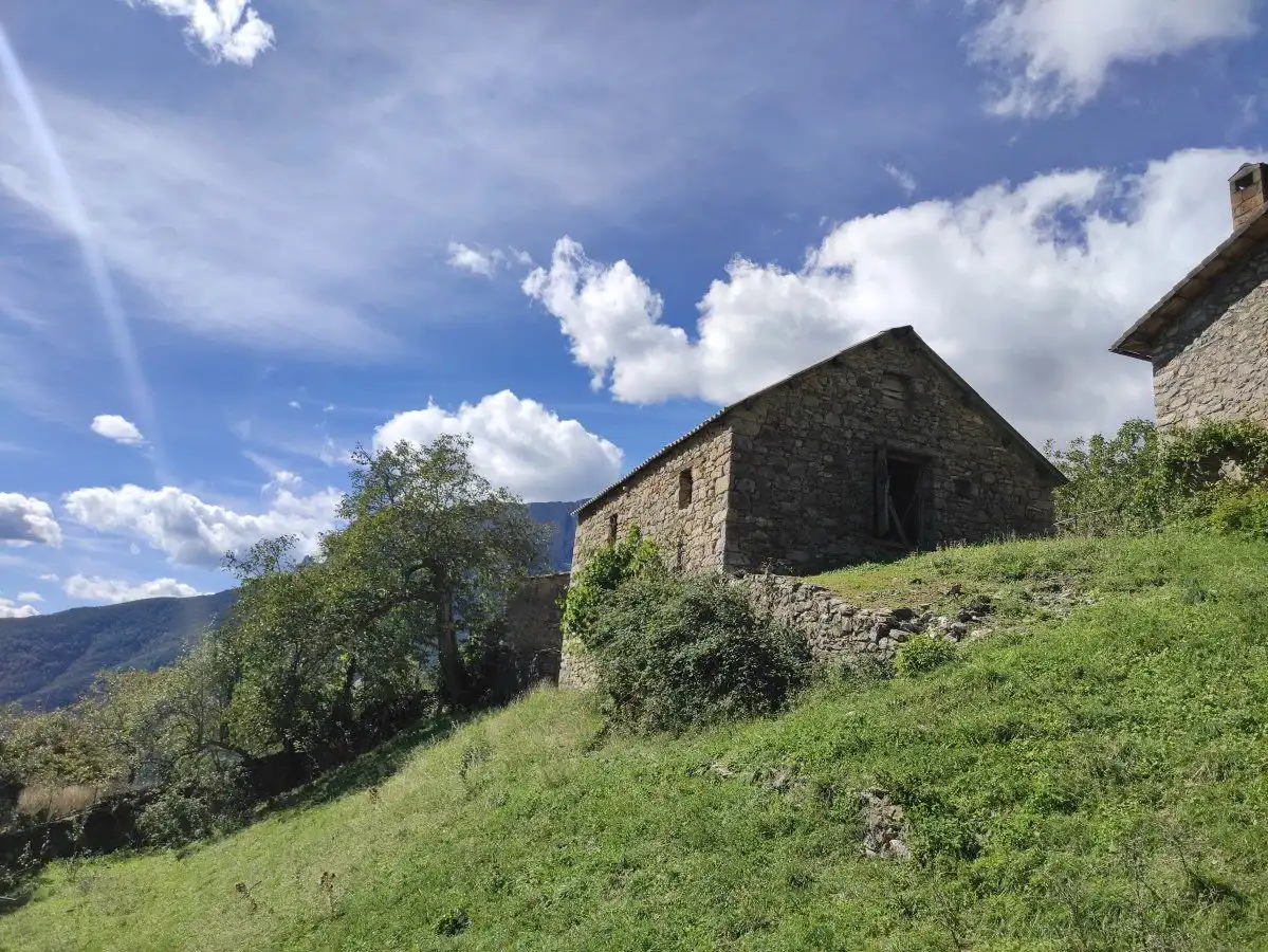 Außenansicht von Country house zum Verkauf in Tella-Sin